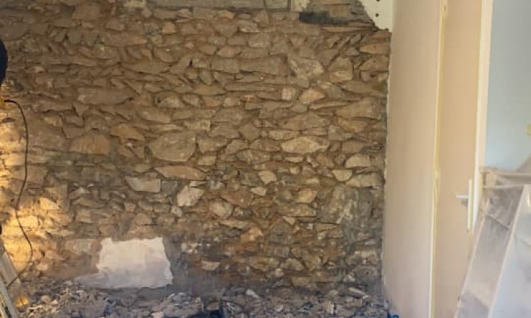 Traitement humidité contre les infiltrations dans les murs en pierre à Nîmes 