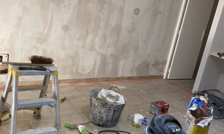 Travaux de rénovation avant peinture après traitement d'humidité à Nîmes